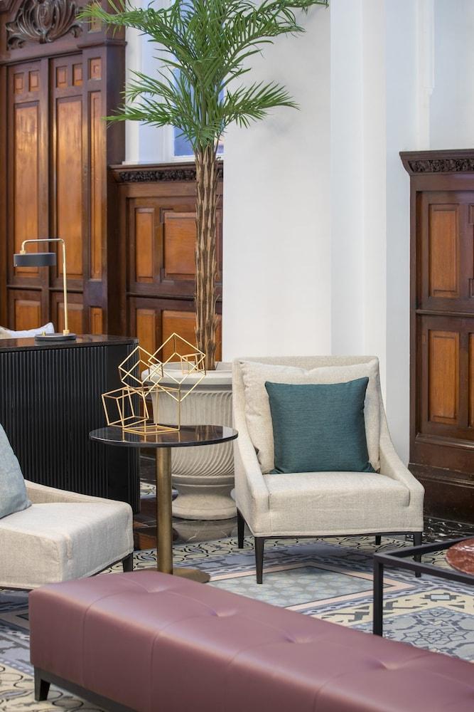 Adina Aparthotel 4*